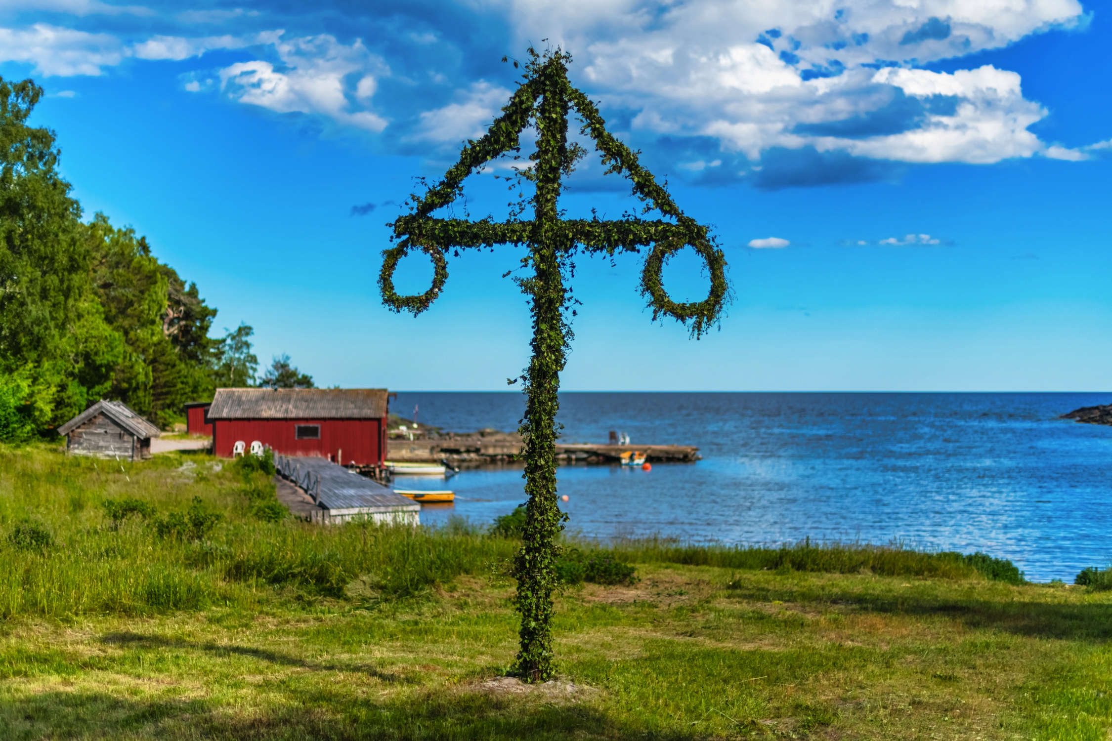 klassischer Mittsommerpfahl an der Küstenlinie von Roslagen, Schweden