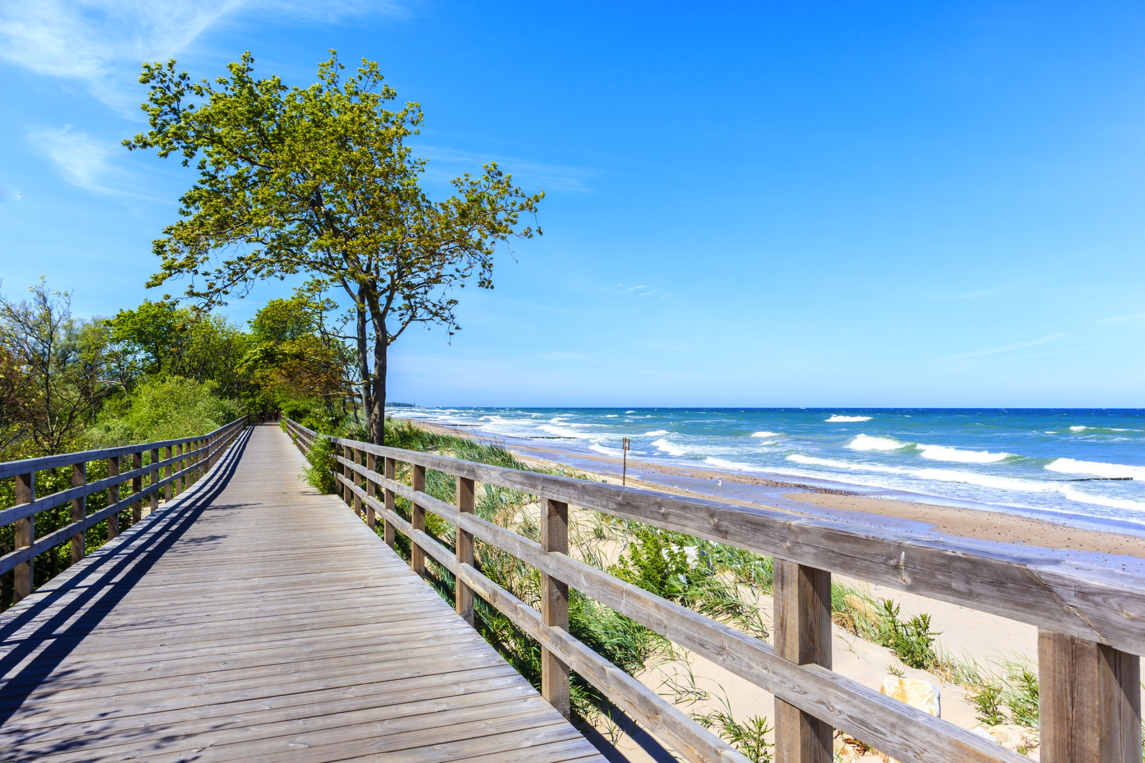 Holzsteg entlang des weißen Sandstrandes von Kolberg