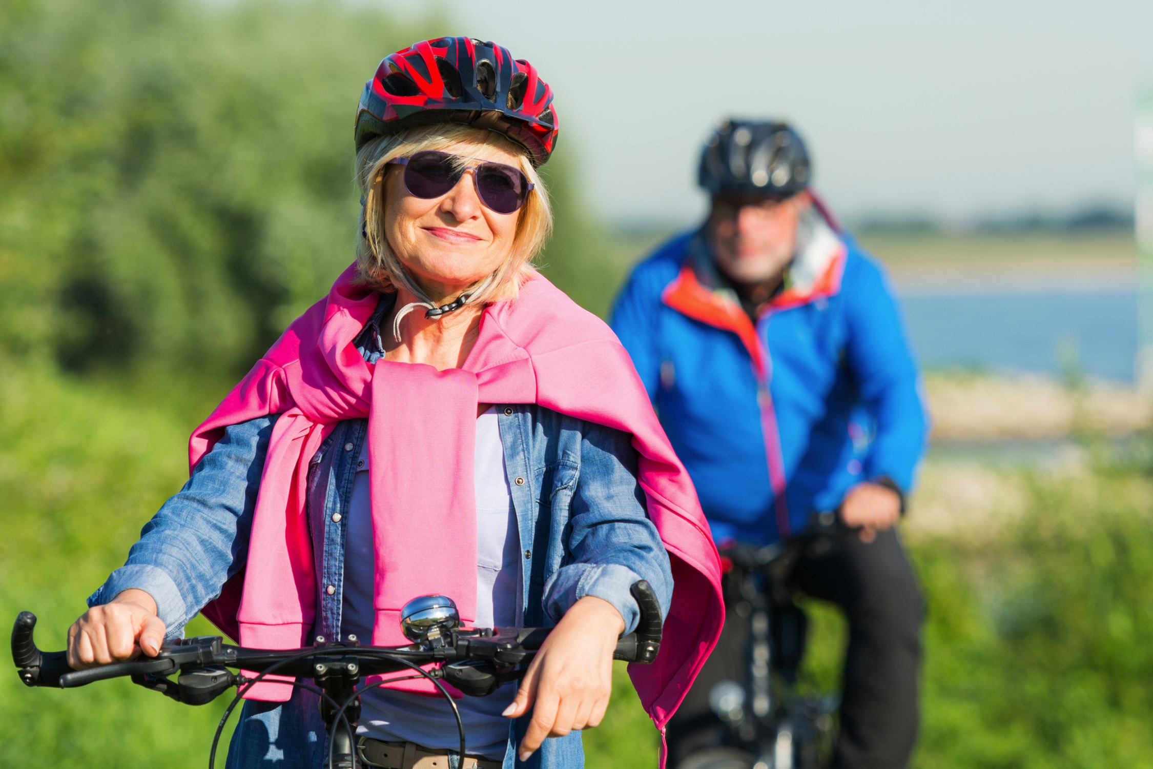 älteres Paar macht eine Fahrradtour