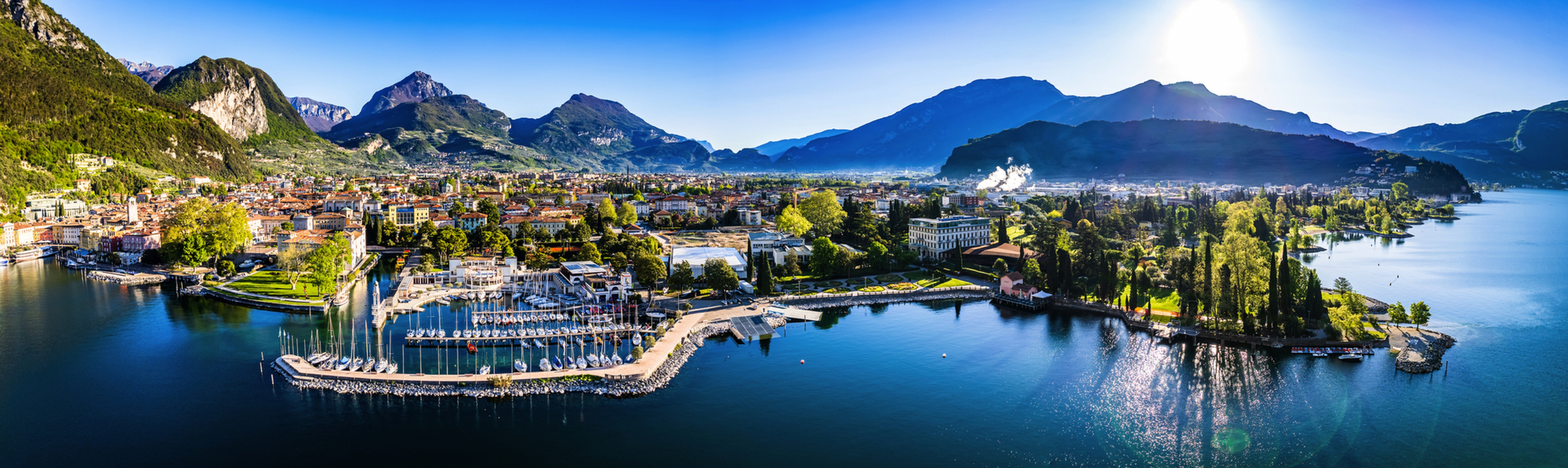 Altstadt und Hafen von Riva del Garda in Italien