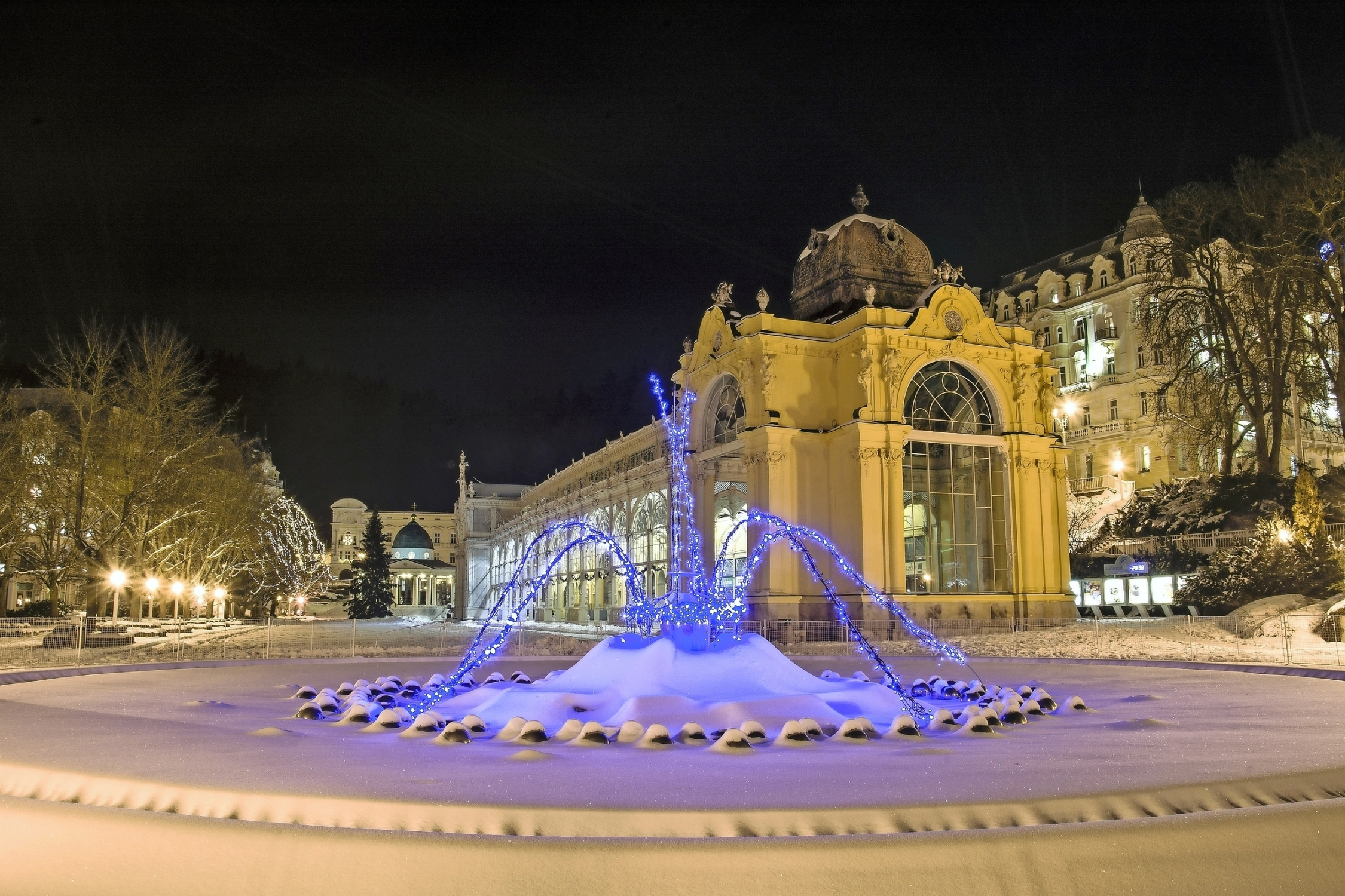 Hauptkolonnade mit Springbrunnen im Winter in Marienbad, Tschechienp