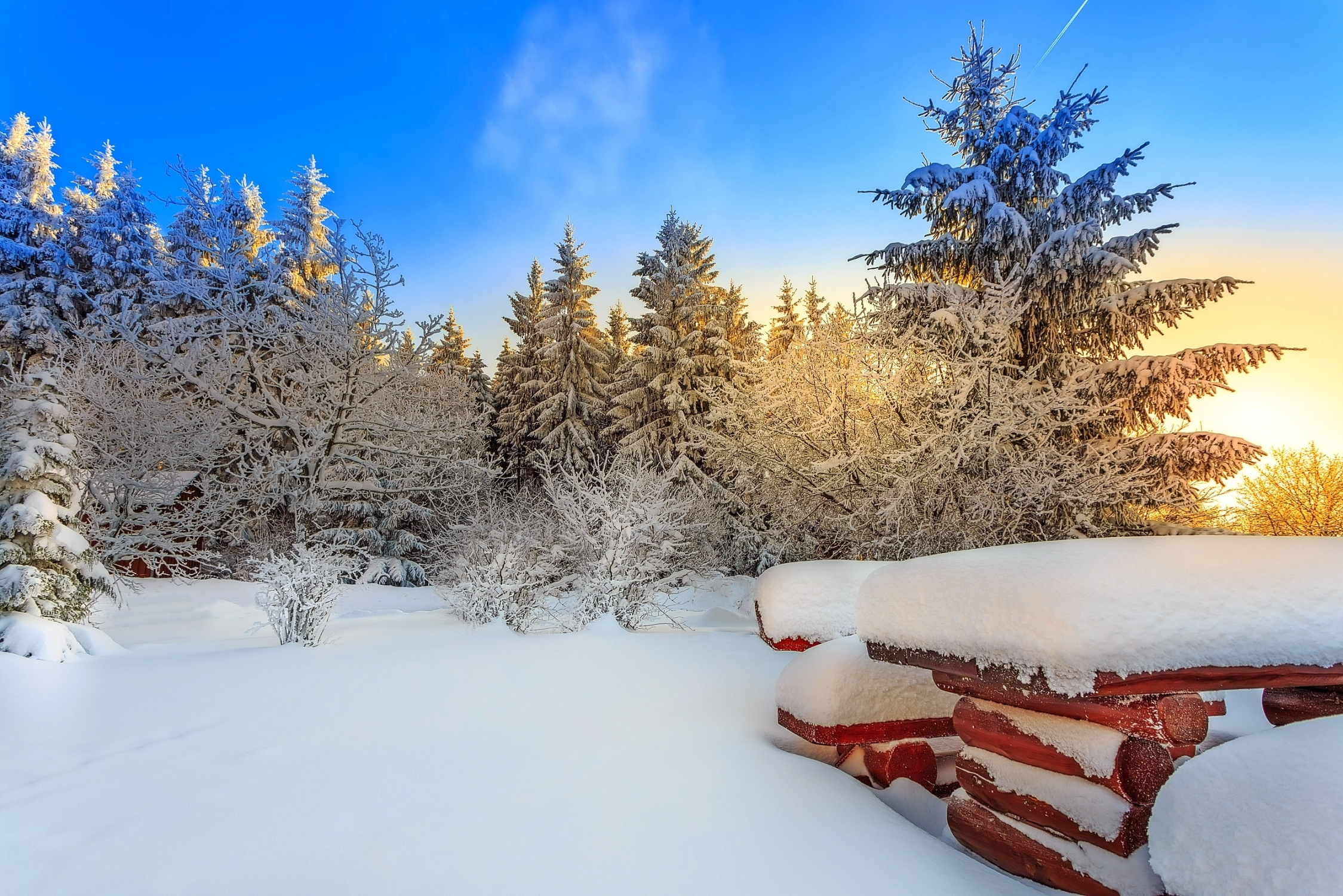 Sonnenuntergang bei Schnee im Erzgebirge